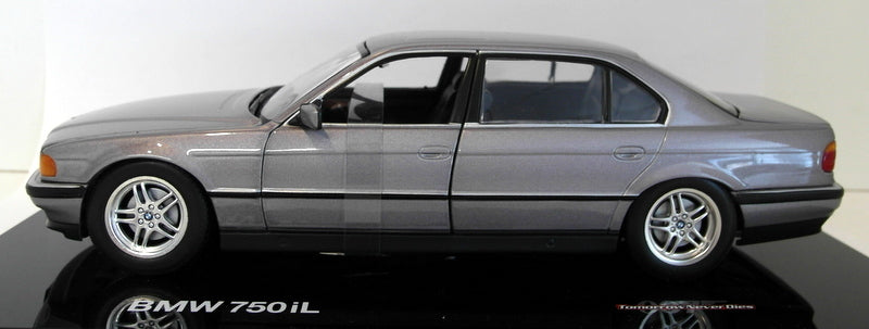 BMW Dealership 1/24 Scale 80 43 9 422 371 BMW 750iL Tomorrow Never Dies 007
