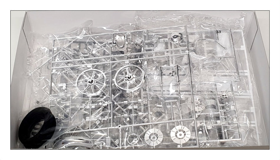 Aoshima 1/12 Scale Unbuilt Kit 063682 - 1979 Kawasaki KZ400E Z400FX  Motorbike