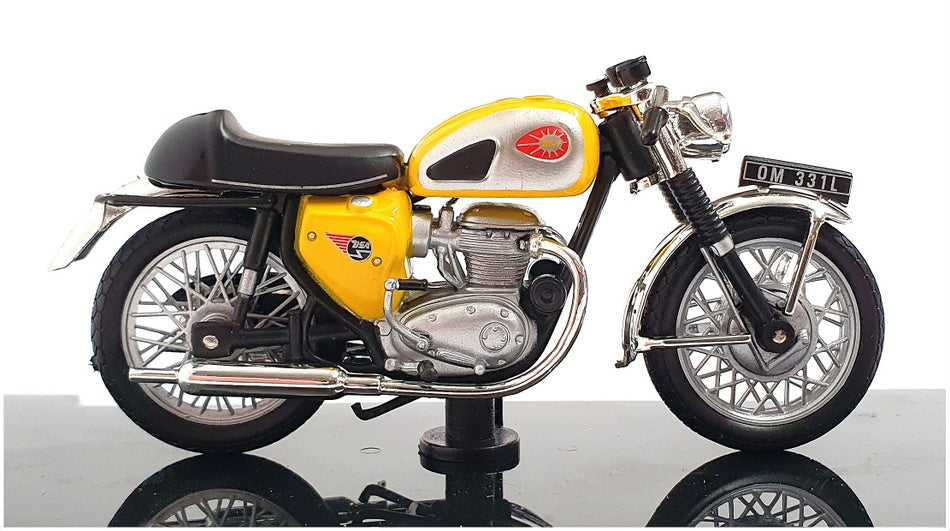 Atlas Editions 1/24 Scale Motorbike 4 658 116 - 1965 BSA A65 Lightning - Yellow