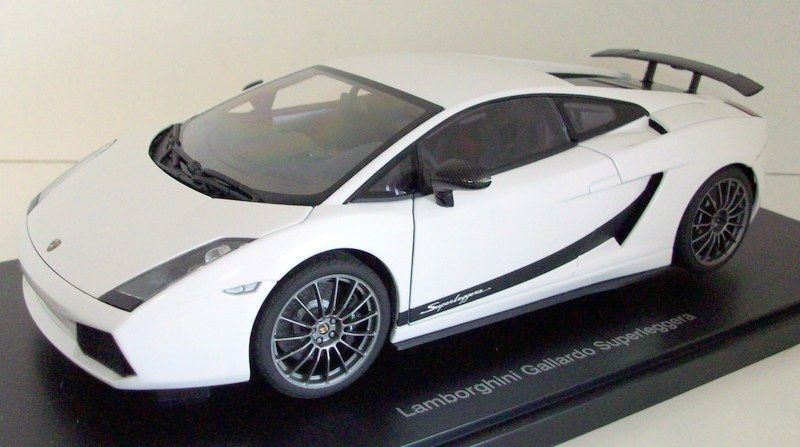 Autoart 1/18 Scale - 74585 Lamborghini Gallardo Superleggera Metallic White