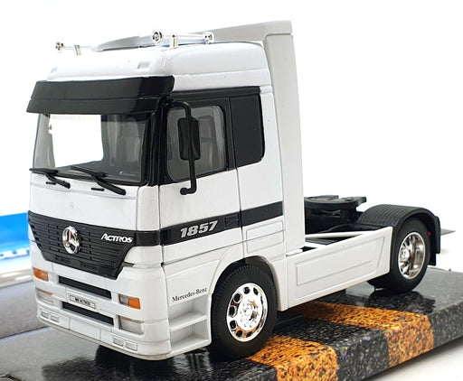 Welly 1/32 Scale Model Car 32280W - Mercedes Benz Actros - White
