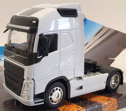Welly 1/32 Scale Model Truck 32690S - Volvo FH - White
