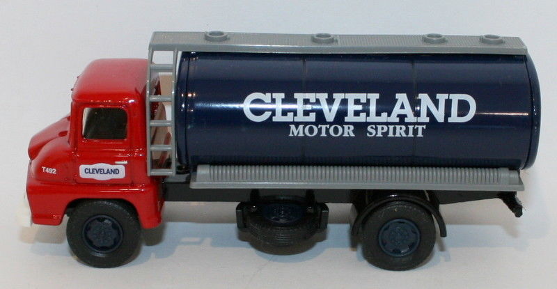 Vanguards 1/64 Scale VA9002 - Ford Thames Trader Tanker Cleveland Motor Spirit