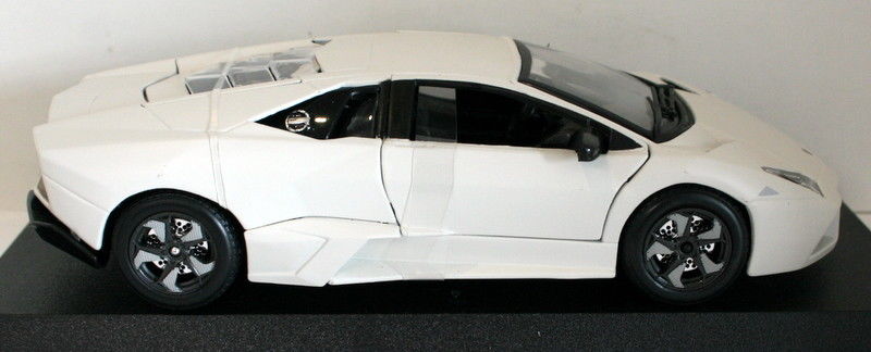 Burago 1/24 Scale 18-21041 - Lamborghini Reventon - White