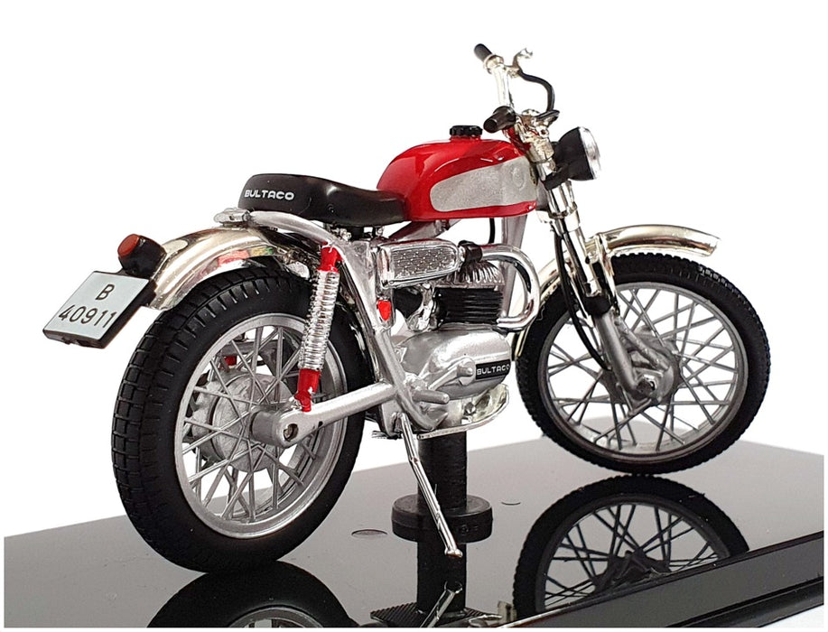 Atlas Editions 1/24 Scale Motorbike 4 658 129 - 1965 Bultaco Sherpa - Red/Silver