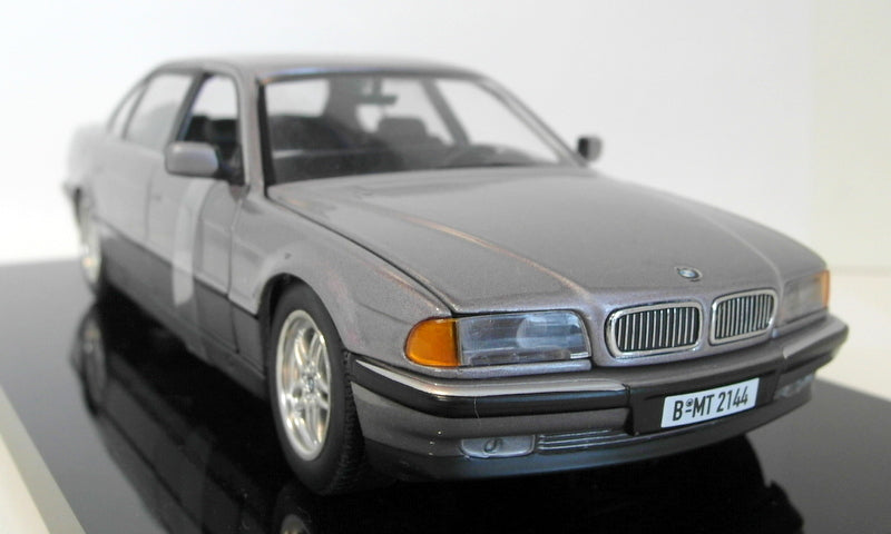 BMW Dealership 1/24 Scale 80 43 9 422 371 BMW 750iL Tomorrow Never Dies 007
