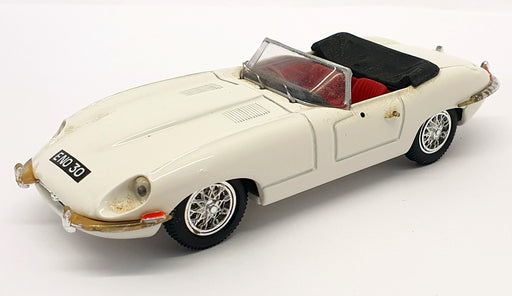 Vanguards 1/43 Scale Diecast VA49000 - Jaguar E Type Open Top - Cream
