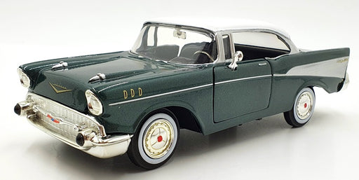 Motor Max 1/24 Scale Diecast 73228 - 1957 Chevrolet Bel Air - Green/White