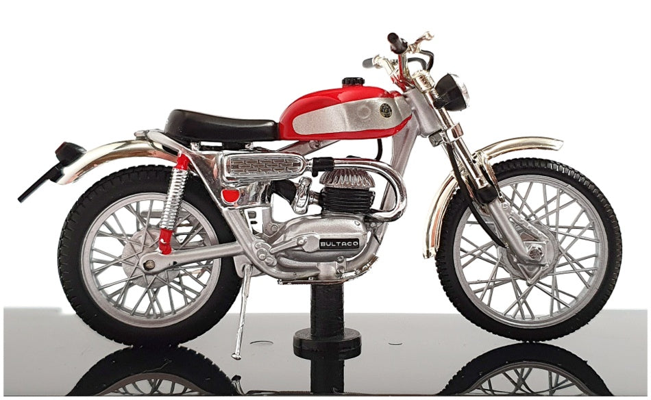 Atlas Editions 1/24 Scale Motorbike 4 658 129 - 1965 Bultaco Sherpa - Red/Silver