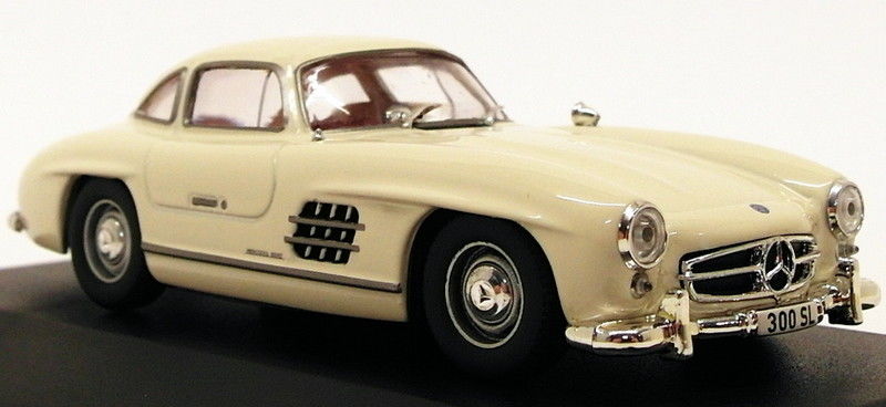 Atlas Editions 1/43 Scale Model Car 7 905 006 - 1954 Mercedes Benz 300SL - Cream