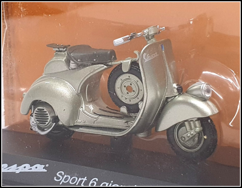 Altaya 1/18 Scale Diecast #22 - 1952 Piaggio Vespa Sport 6 Giorni - Met Green