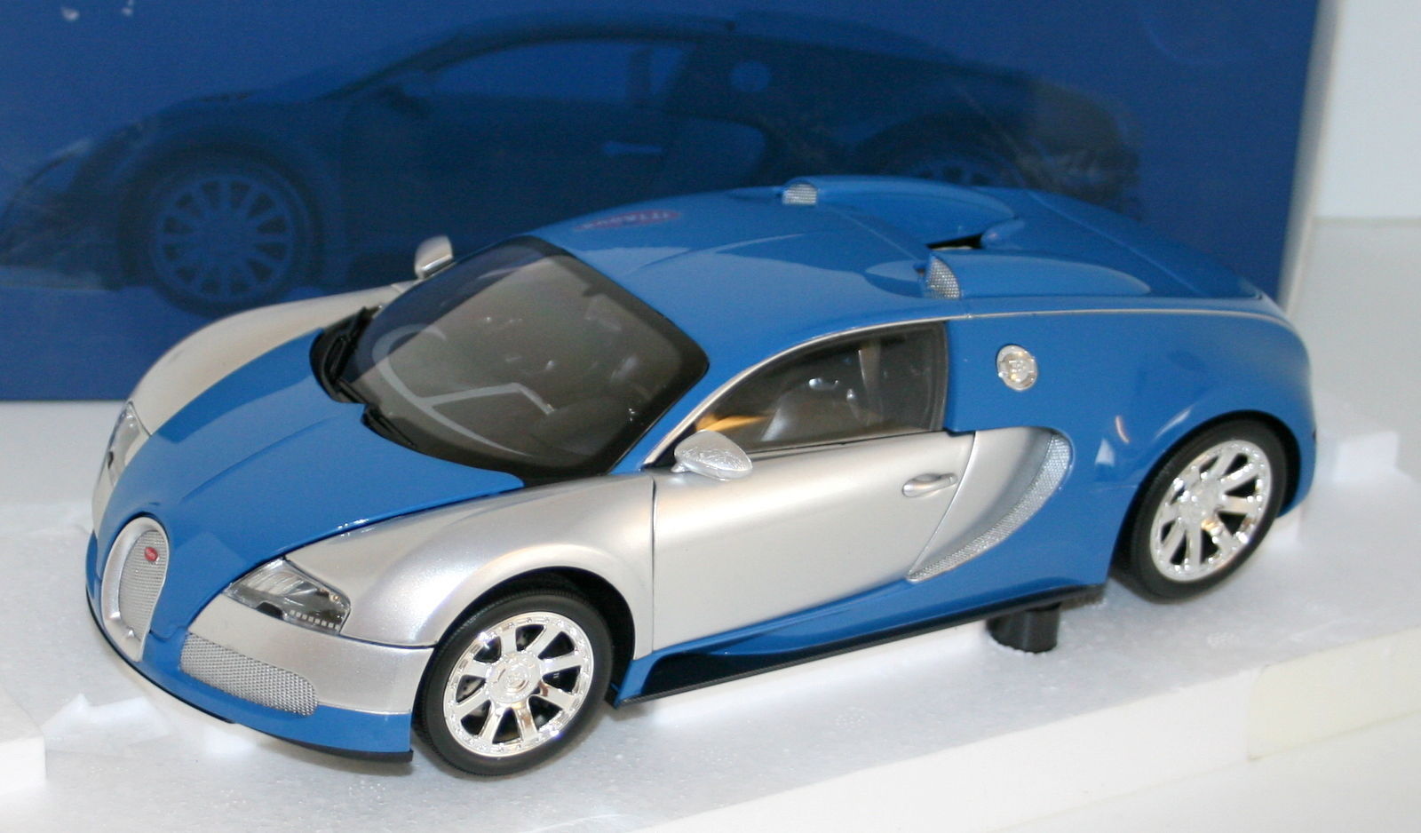 MINICHAMPS 1/18 100110850 BUGATTI VEYRON L'EDITION CENTENAIRE 2009 CHROME / BLUE