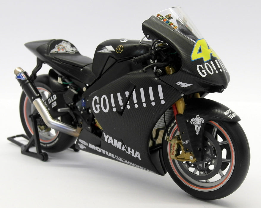 Minichamps 1/12 Scale Diecast 122 043946 Yamaha YZR-M1 Test Bike 2004 Rossi