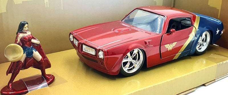 Jada 1/32 Scale 81330 - Wonder Woman Figure And 1972 Pontiac Firebird