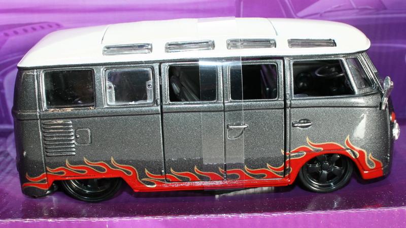 Maisto Oulaws 1/25 Scale 31022 - Volkswagen VW Van Samba - Grey with flames