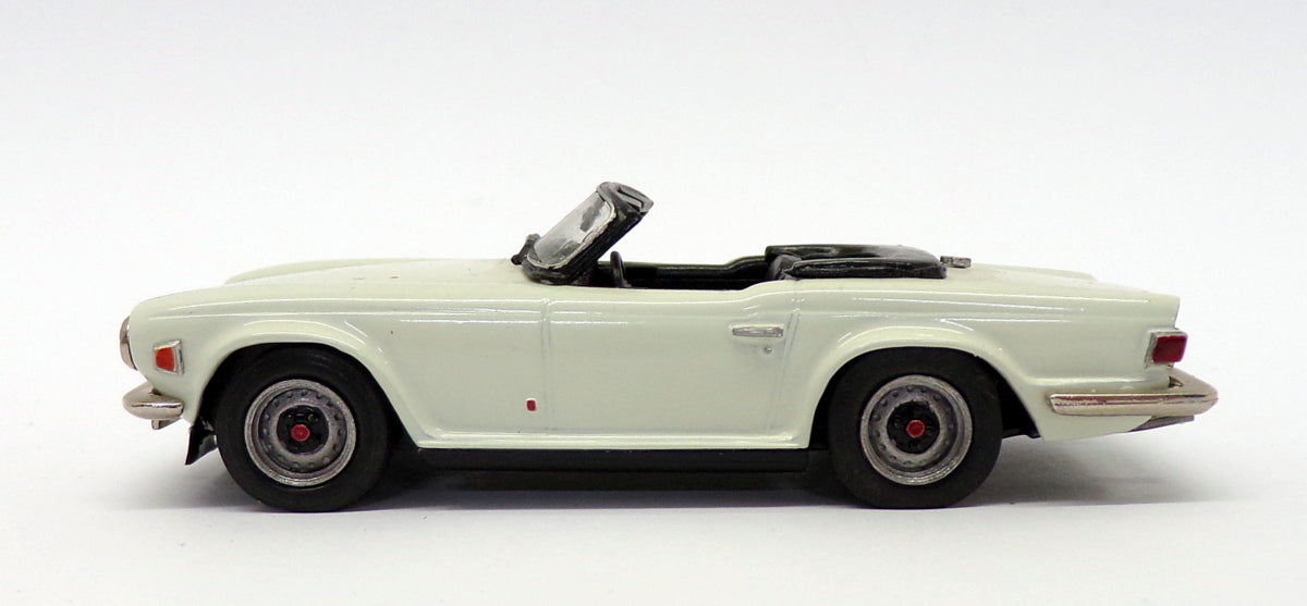 K&R Replicas 1/43 Scale K23W - 1973 Triumph TR6 Convertible - White