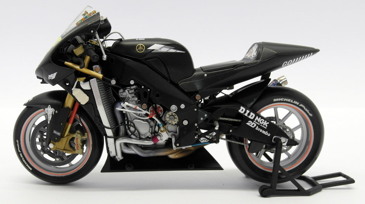 Minichamps 1/12 Scale Diecast 122 043946 Yamaha YZR-M1 Test Bike 2004 Rossi