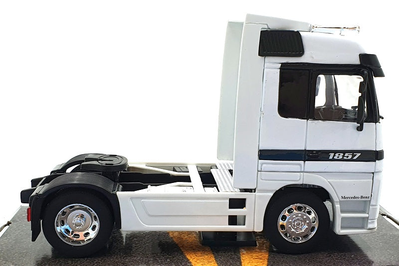 Welly 1/32 Scale Model Car 32280W - Mercedes Benz Actros - White