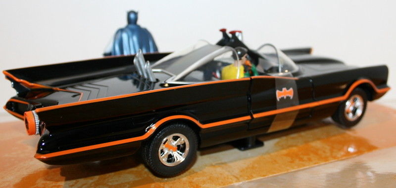 Jada 1/24 Scale Diecast 98259 - Classic TV Series DC Batmobile & Batman