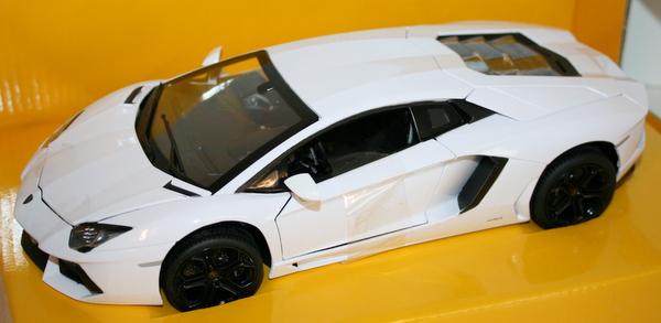 Rastar 1/18 Scale Metal Model - 61300 Lamborghini Aventador LP700-4 - White