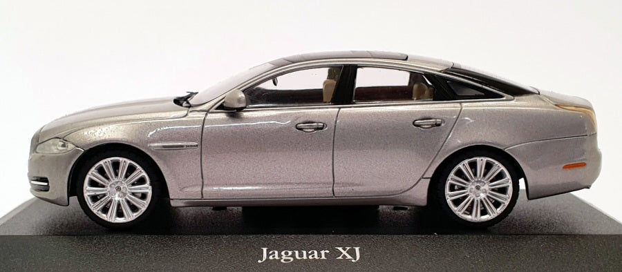 Atlas Editions 1/43 Scale Model Car 4 641 124 - Jaguar XJ - Silver