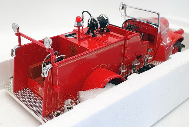 Road Signature 1/24 Scale Model Fire Truck 0068 - 1941 GMC Fire Truck