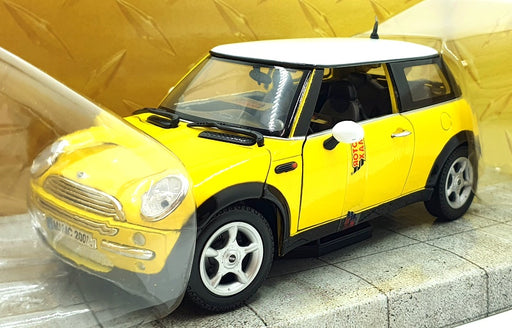 Motormax 1/18 Scale - 73100 - MINI Cooper 2001 - Yellow/white