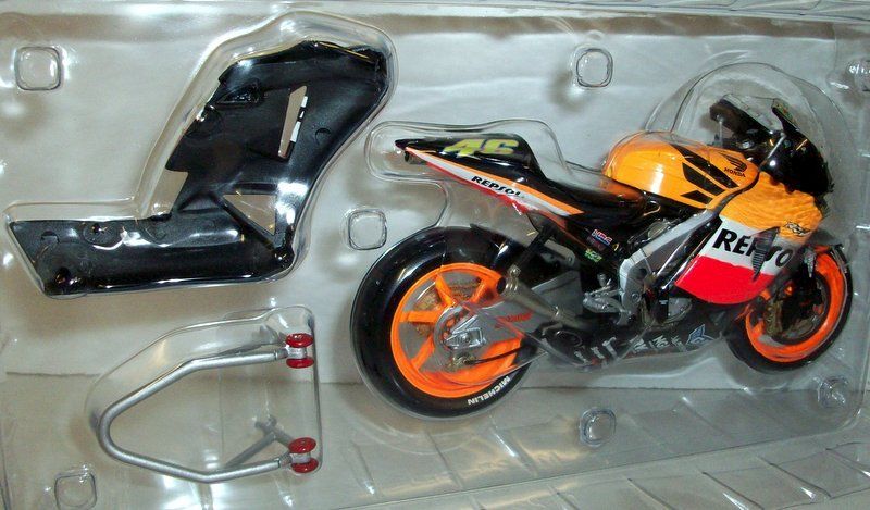Minichamps 1/12 Scale 122 037146 Honda RC211V Rossi Repsol Moto GP 2003