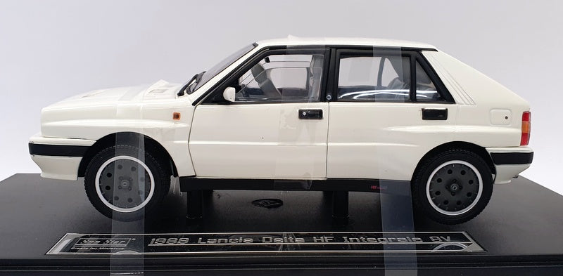 Sunstar 1/18 Scale Model 3154 - 1989 Lancia Delta HF Integrale 8V - White