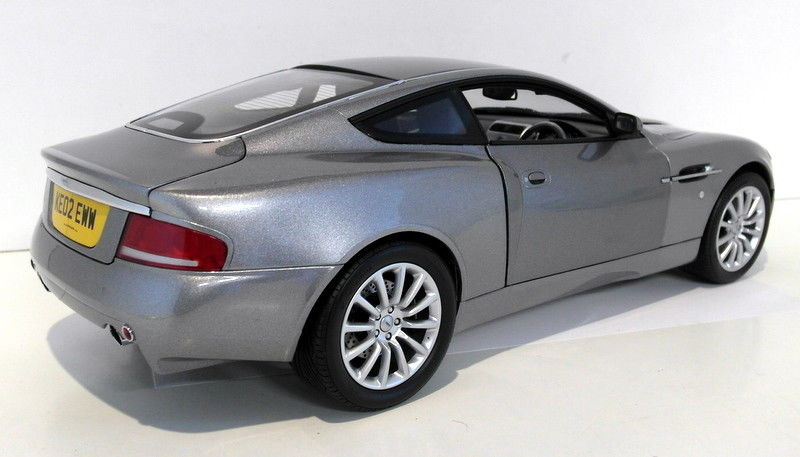 Kyosho 1/12 Scale Diecast 08603S Aston Martin V12 Vanquish 007 James Bond