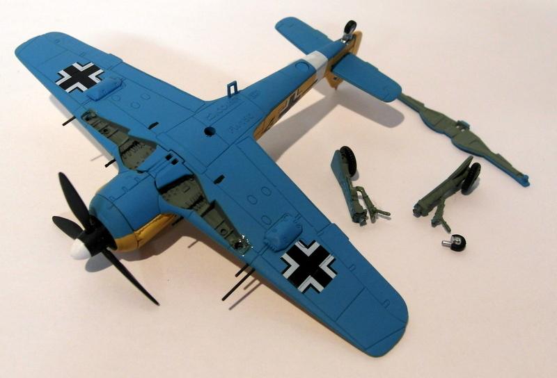 Corgi 1/72 Scale diecast AA34304 Focke Wulf Fw 190A-4 Black Double Chevron 1942