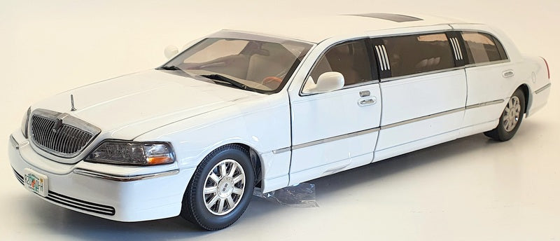 Sunstar 1/18 Scale Model Car 4201 - 2003 Lincoln Town Car Limousine - White