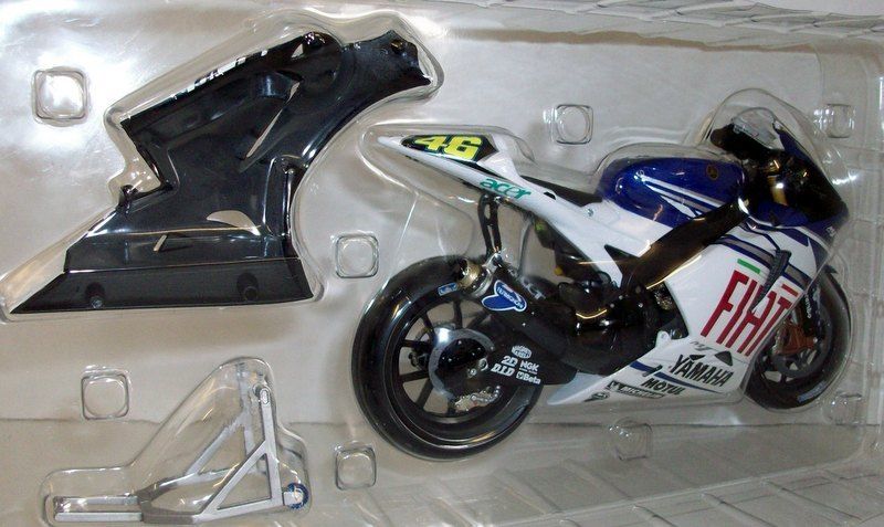 Minichamps 1/12 Scale 122 073046 Yamaha YZR-M1 Fiat Yamaha Moto GP 2007 Rossi
