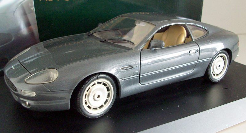 Guiloy 1/18 - M10932 Aston Martin DB7 Grey with plinth and certificate