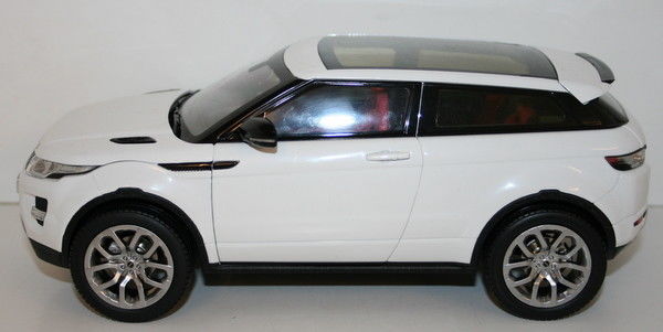 GT Autos / Welly 1/18 Scale Metal Model - Range Rover Evoque - Pearl White
