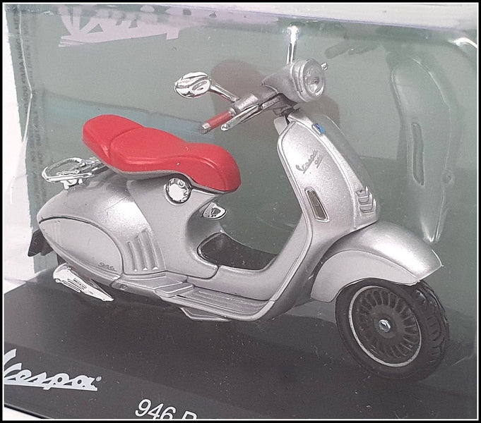Maisto Die-Cast Modellauto - Vespa 946 Im Maßstab 1:18 - Silber, 2014 - Fertige Sammlerfigur