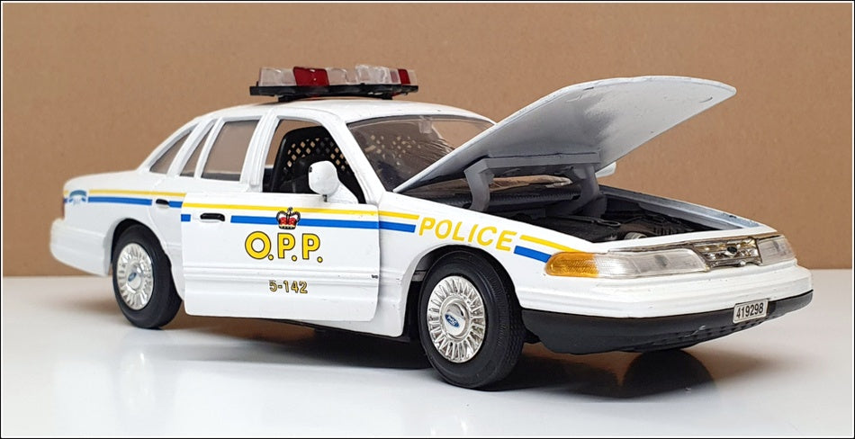 Motormax 1/24 Scale 76102B - Ford Crown Victoria Police - Aurora