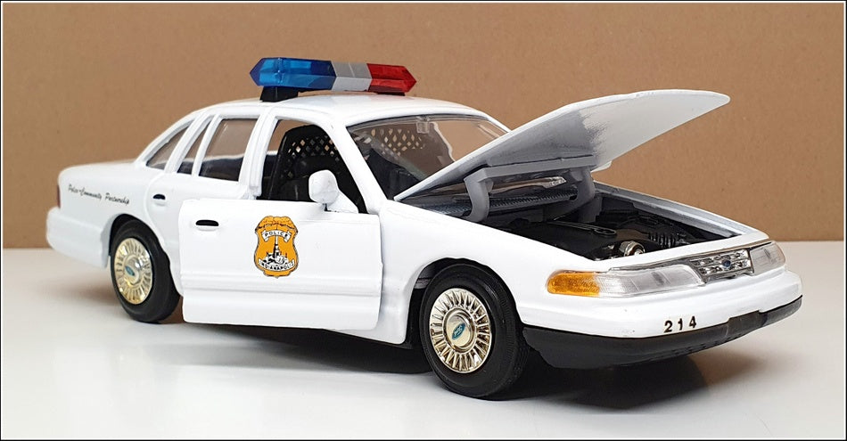 Motormax 1/24 Scale 76102B - Ford Crown Victoria Police - Indianapolis