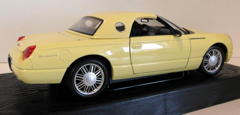 Maisto 1/18 Scale Diecast - 31866 Ford Thunderbird Show car yellow - with hood