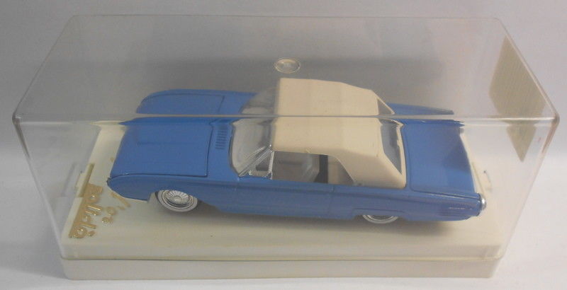 Solido 1/43 Scale Metal Model - SO217 FORD T-BIRD 1961 BLUE