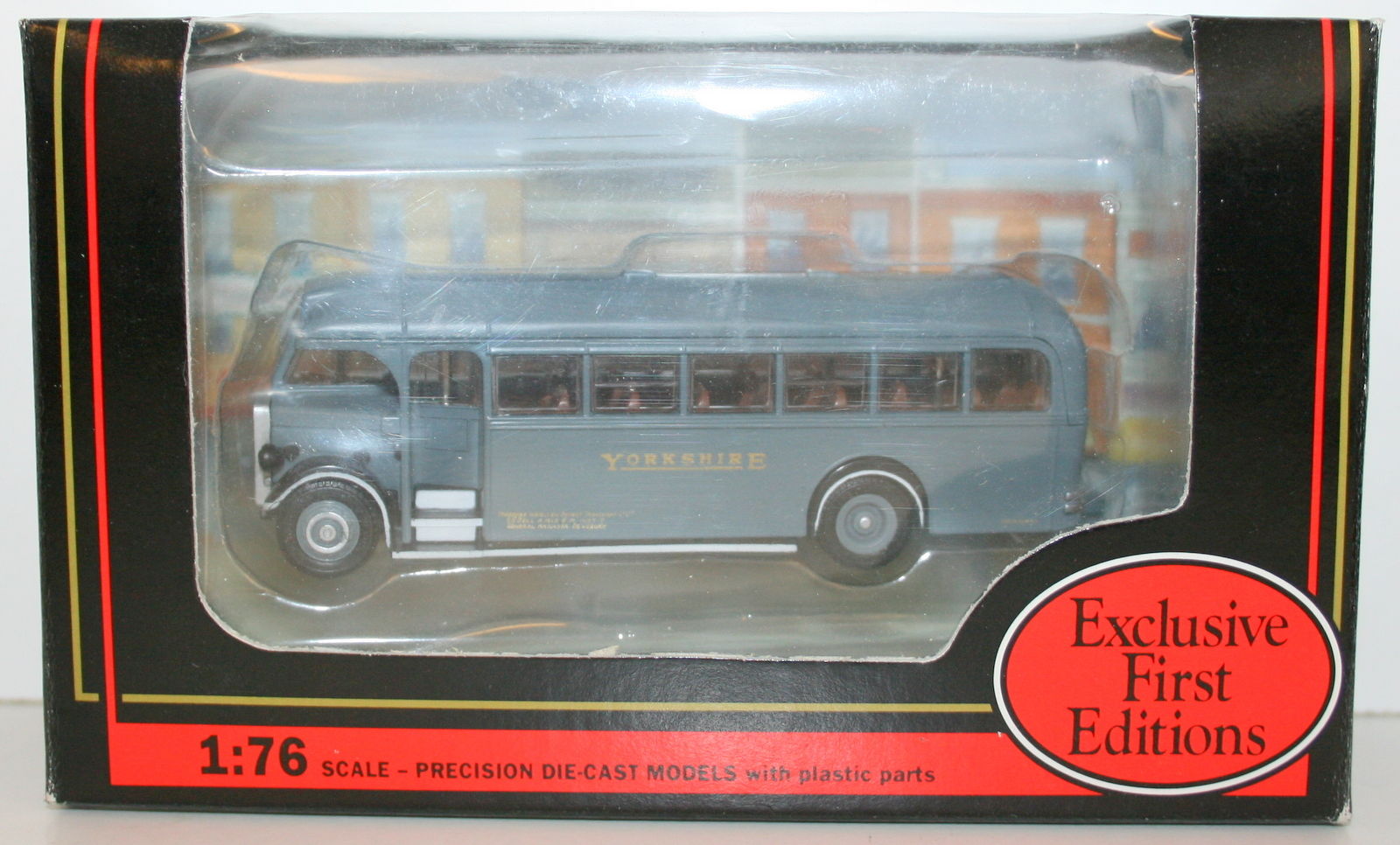 EFE 1/76 18304 LEYLAND TS8 TIGER TYPE A W W II LIVERY 24 HALIFAX