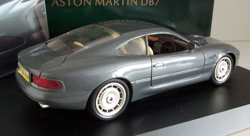 Guiloy 1/18 - M10932 Aston Martin DB7 Grey with plinth and certificate