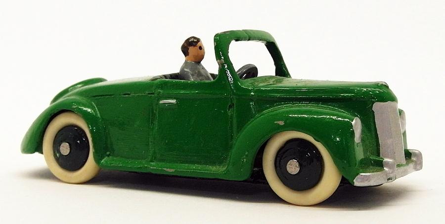 Unknown Brand Appx 6cm Long Hand Painted White Metal Model Car Austin ? Unboxed