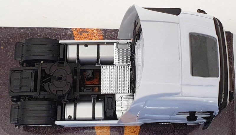 Welly 1/32 Scale Model Truck 32690S - Volvo FH - White