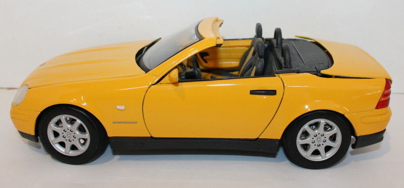 Maisto 1/18 Scale Diecast - 31838 Mercedes Benz SLK 230 1996 - Yellow