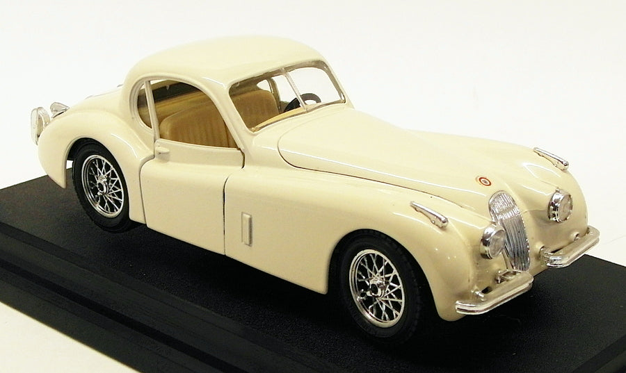Burago 1/24 Scale Model Car 1508 - 1948 Jaguar XK120 Coupe - White