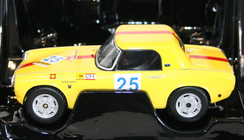 Triple 9 1/18 Scale Diecast T9-1800193 - Honda S800 Racing #25
