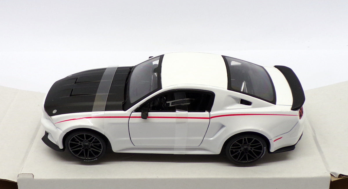 Maisto 1/24 Scale 31506W - 2014 Ford Mustang Street Racer - White