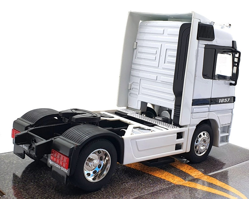 Welly 1/32 Scale Model Car 32280W - Mercedes Benz Actros - White