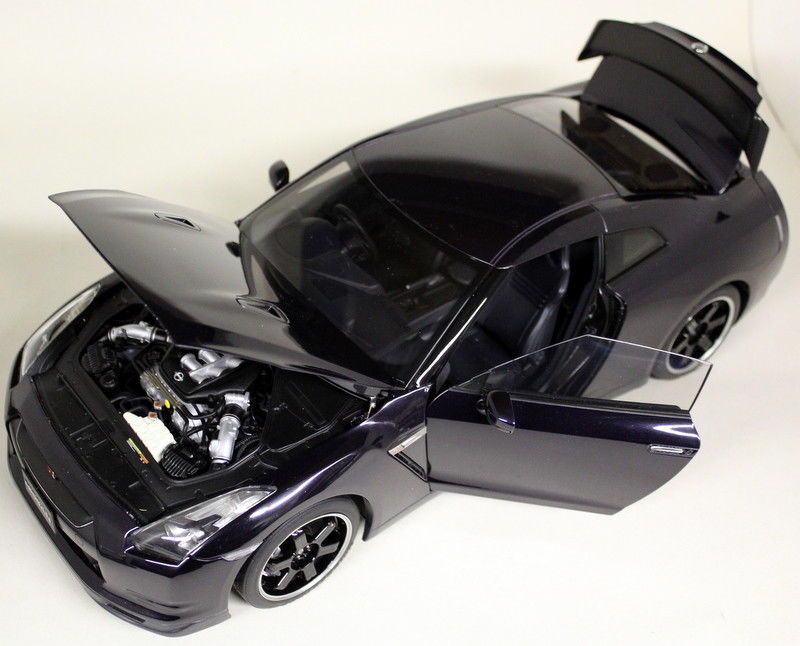 Autoart 1/12 scale 12201 - 2010 Nissan GT-R R35 Spec V - Black
